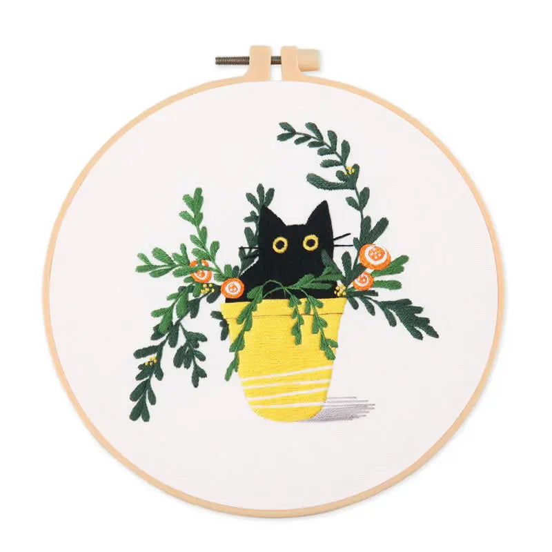 Borduurpakket Rond Kat met Bloemen – Inclusief Garen en Naalden