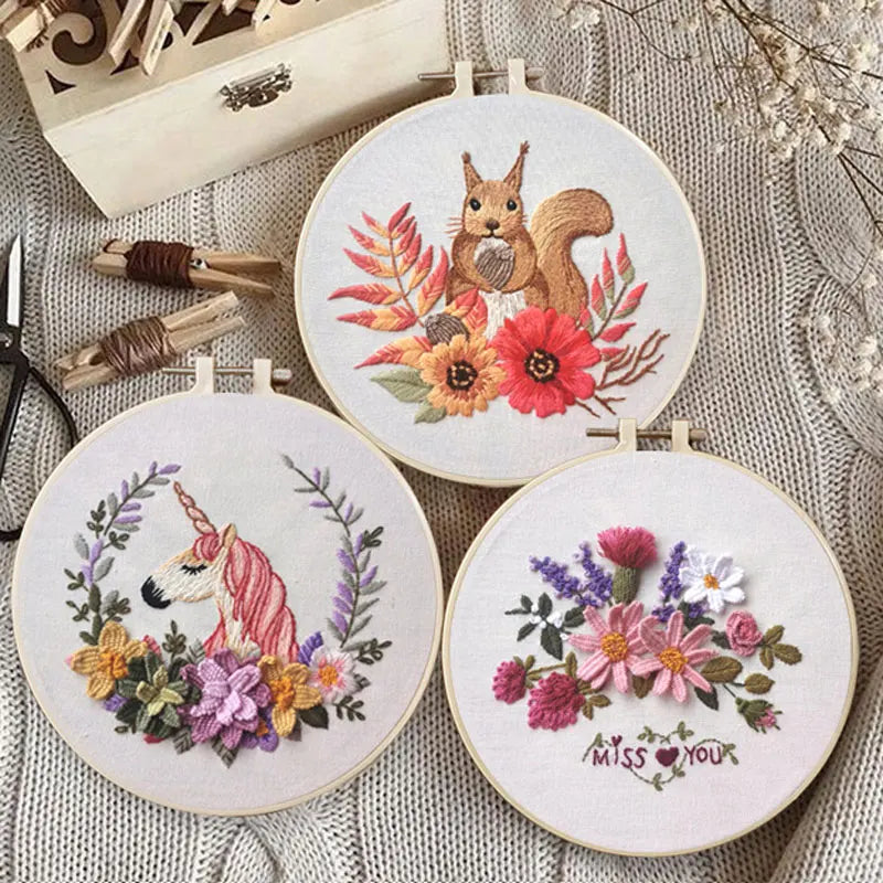 Borduurpakket Rond met Bloemen en Eekhoorn – Compleet Handwerkset