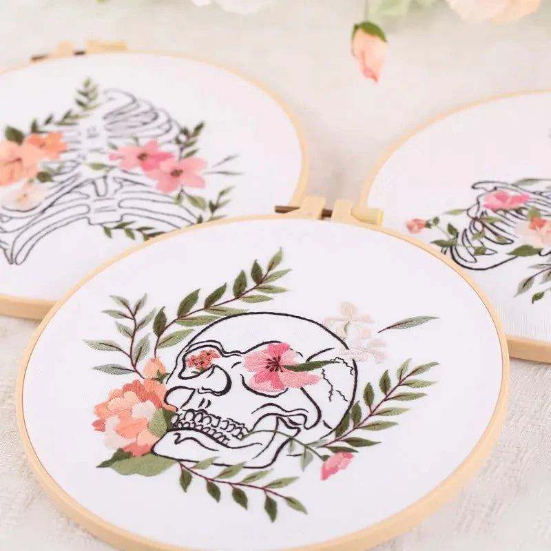 Borduurpakket Rond – Compleet DIY Set met Schedelpatroon en Borduurstoffen