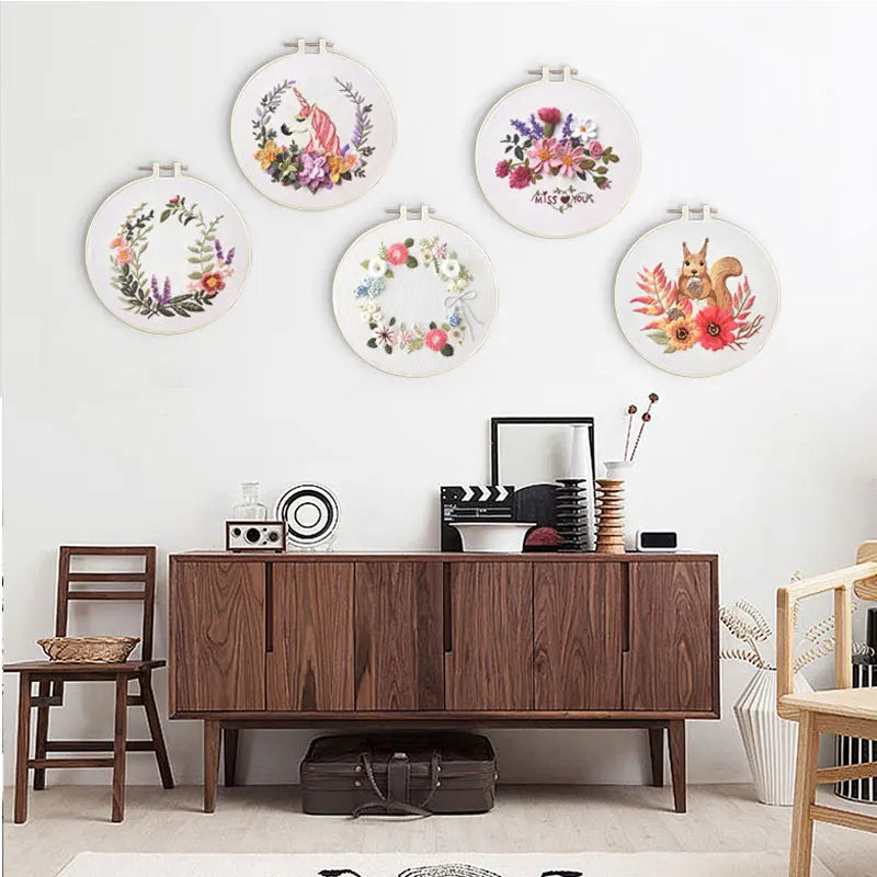 Borduurpakket Rond met Bloemen en Eekhoorn – Compleet Handwerkset