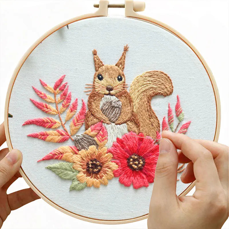 Borduurpakket Rond met Bloemen en Eekhoorn – Compleet Handwerkset