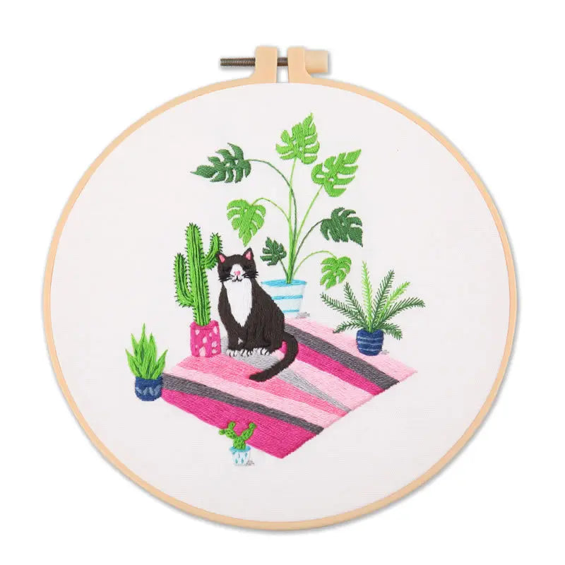 Borduurpakket Rond Kat met Bloemen – Inclusief Garen en Naalden