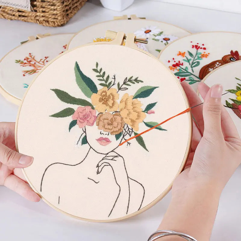 Borduurpakket Rond | Dame met Bloemen | Inclusief Garen en Naalden