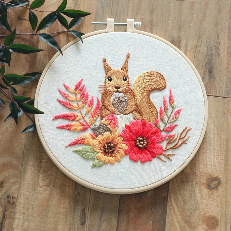 Borduurpakket Rond met Bloemen en Eekhoorn – Compleet Handwerkset