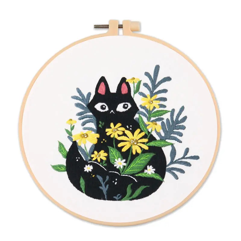 Borduurpakket Rond Kat met Bloemen – Inclusief Garen en Naalden