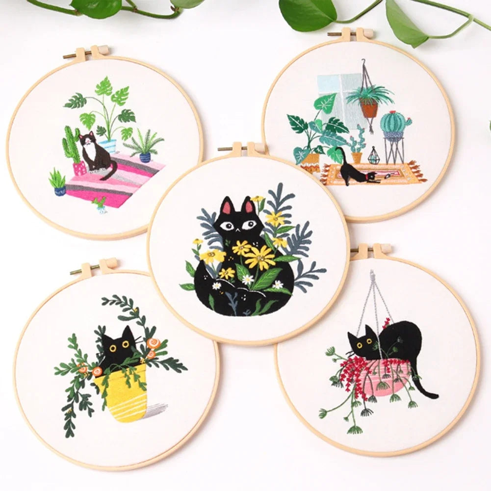 Borduurpakket Rond Kat met Bloemen – Inclusief Garen en Naalden