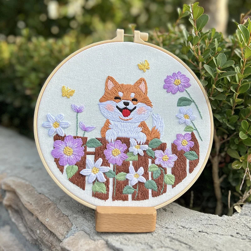 Borduurpakket rond Hond met Bloemen Kruissteekpakket voor Beginners