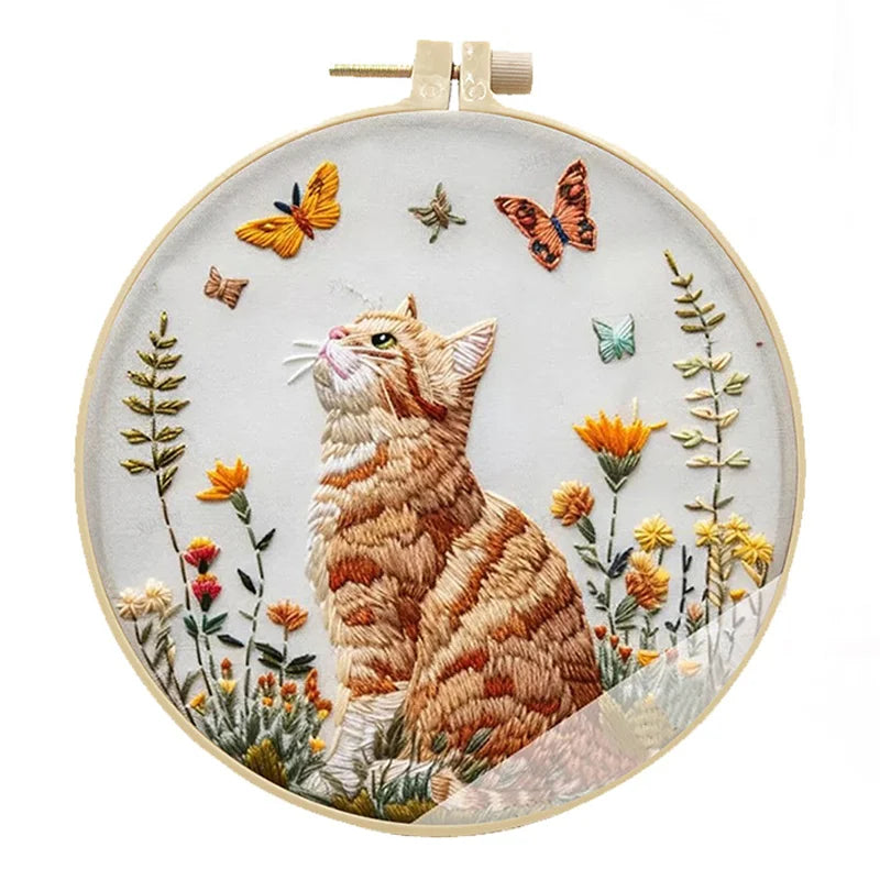 Borduurpakket rond Kat met Bloemen op Zwarte Stof 30 x 30 cm
