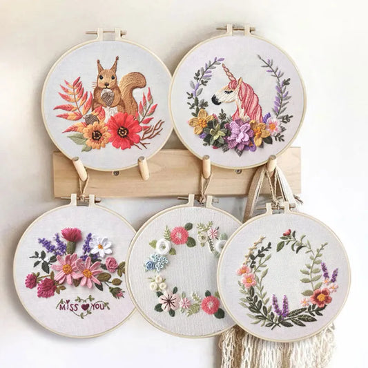 Borduurpakket Rond met Bloemen en Eekhoorn – Compleet Handwerkset