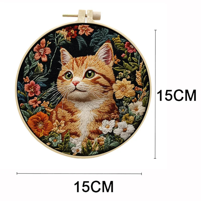 Borduurpakket rond Kat met Bloemen op Zwarte Stof 30 x 30 cm