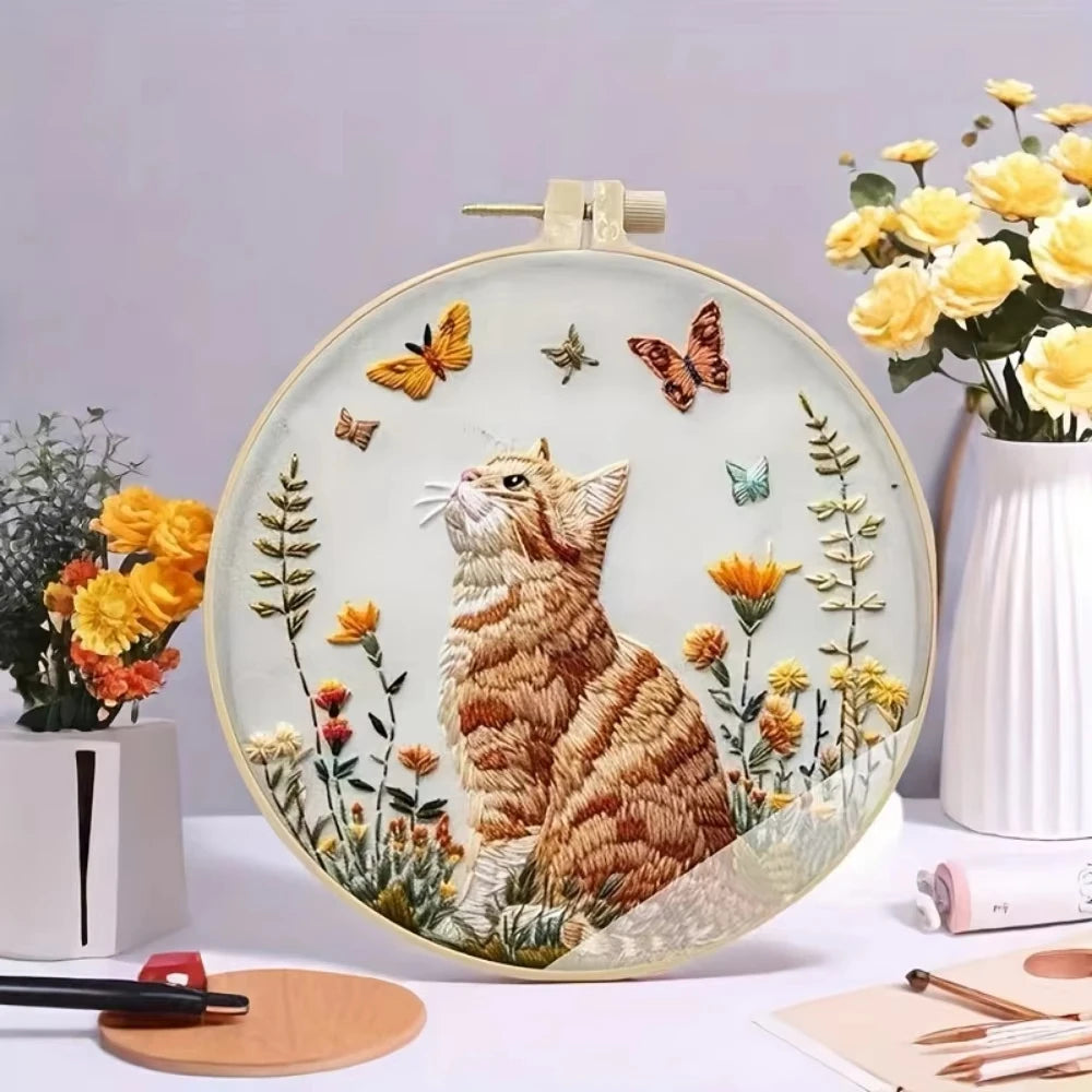 Borduurpakket rond Kat met Bloemen op Zwarte Stof 30 x 30 cm